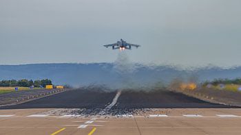 Deutsche Panavia Tornado startet mit vollem Nachbrenner.