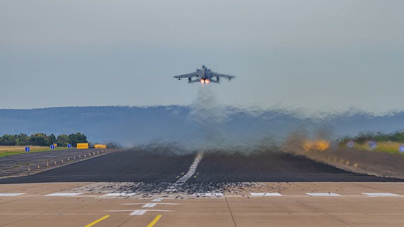 Deutsche Panavia Tornado startet mit vollem Nachbrenner. von Jaap van den Berg