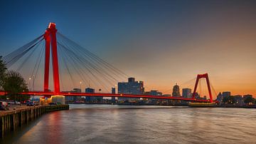 Willemsbrug met Nieuwe verlichting van Dick van der Wilt