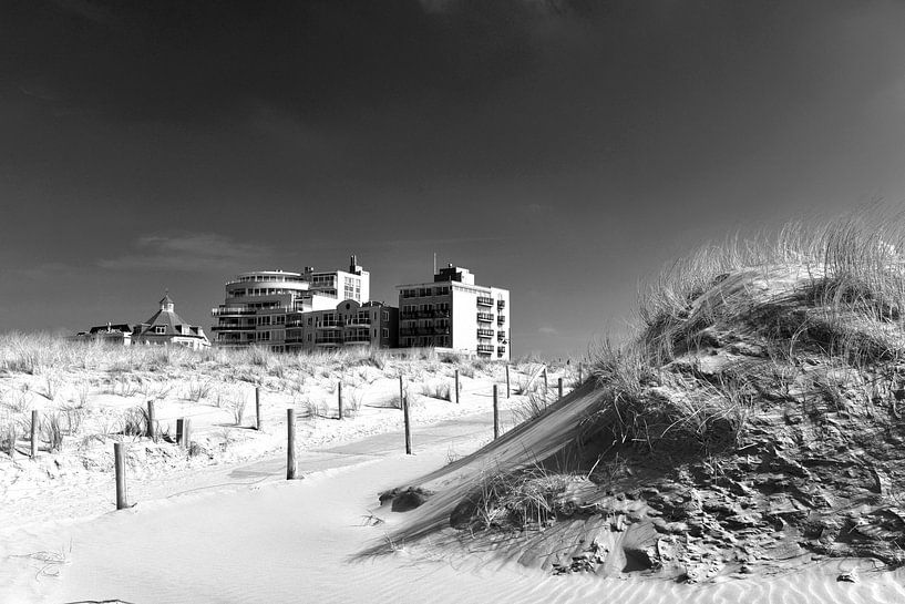 Dünen mit Strandhotel, Niederländische Küste (Schwarz-Weiß) von Rob Blok