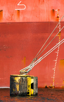 Afgemeerd in de haven het schip leeg aan de kade.