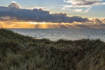 Het regent zonnestralen boven de Noordzeekust van Bram Lubbers