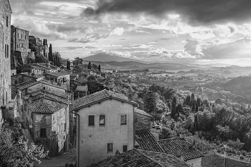 Montepulciano in zwart en wit zonlicht