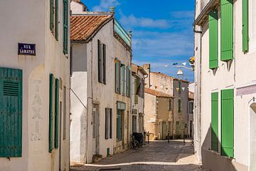 Gasse in Ars-en-Ré auf der Île de Ré in Frankreich von Werner Dieterich