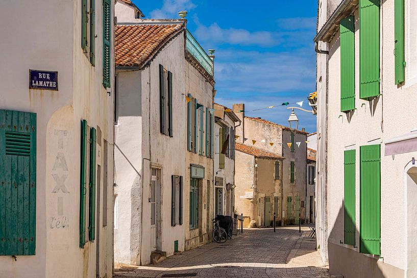 Gasse in Ars-en-Ré auf der Île de Ré in Frankreich von Werner Dieterich