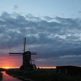 Windmolen in een zomerslandschap bij zonsondergang (augustus 2017) van Nick Hartman