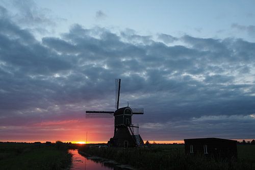 Windmolen in een zomerslandschap bij zonsondergang (augustus 2017)