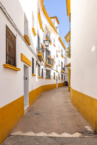 Wit Andalusisch steegje met okergele randen