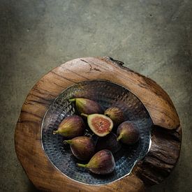 figs in wooden bowl by Caroline Martinot