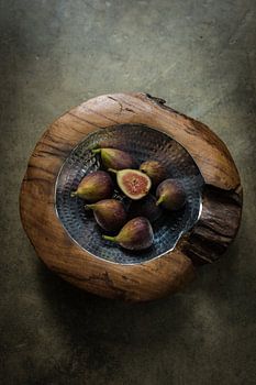 figs in wooden bowl