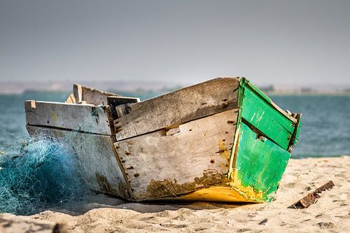 Altes hölzernes Fischerboot am Strand mit Fischernetz