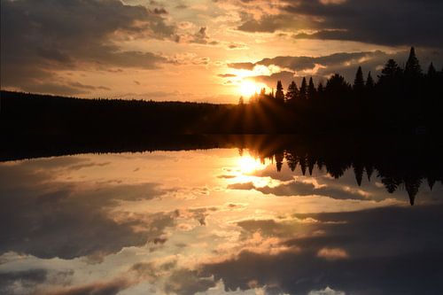 Een zonsondergang over het meer