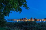 Uitzicht over de Warnow naar de Hanzestad Rostock bij avond van Rico Ködder thumbnail