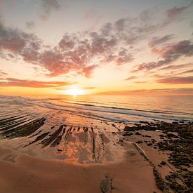 Zonsondergang op het strand met kliffen van Leo Schindzielorz