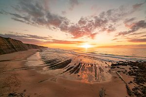 Sonnenuntergang am Strand mit Klippen von Leo Schindzielorz