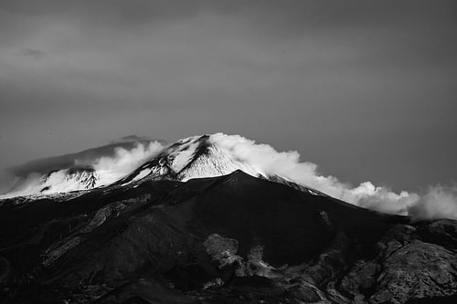 Etna in Zwart-Wit met Sneeuw en Vulkanisch Landschap
