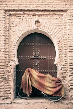 Porte marocaine avec bicyclette sur Ingrid Koedood Fotografie