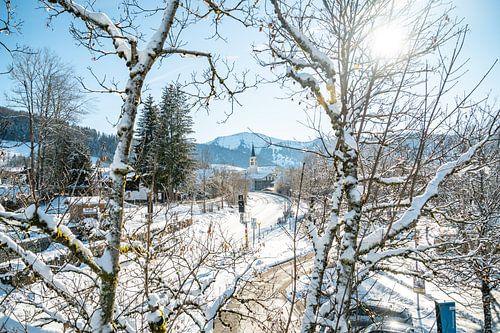 Oberstaufen in de winter met uitzicht op de Hochgrat