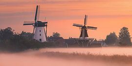 Morgennebel über dem Damsterdiep in der Provinz Groningen bei den Windmühlen in Ten Boer von Marga Vroom