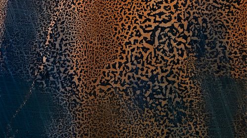 Modern surrealisme abstractie met organische textuur in koper goud brons