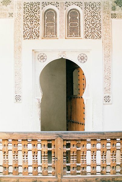 Een oude doorgang met houten details in een paleis in Marrakesh van Anouschka Rokebrand Photography LLC