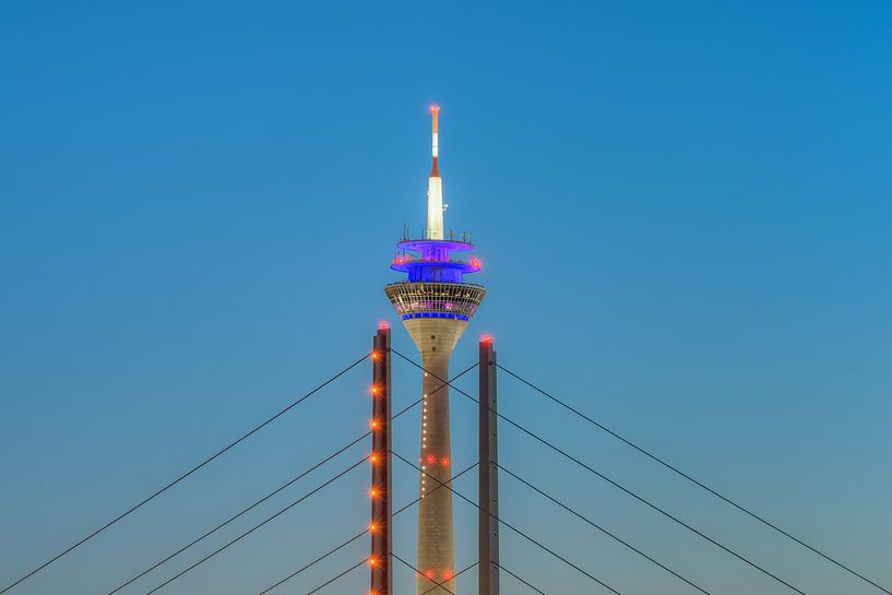 Rheinturm Düsseldorf von Michael Valjak