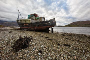 Verlaten boot Schotland van Steven Dijkshoorn