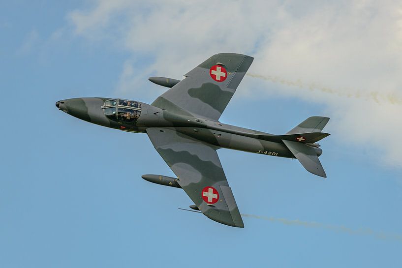 Photo de passage du Hawker Hunter T.68 suisse (J-4201). par Jaap van den Berg