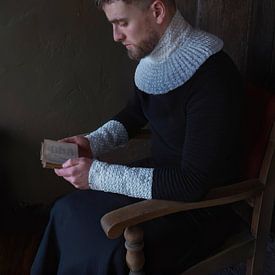 A gentleman reads by Affect Fotografie