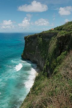 Türkisblauer Ozean am Uluwatu Tempe von Troy Wegman