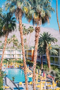 Blick auf das farbenfrohe Hotel mit Swimmingpool