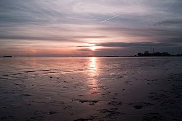Schöner Sonnenuntergang mit Reflexion auf dem Sand von Jolien Kramer