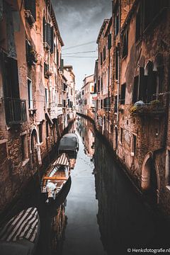 Gracht in Venetië van Henk Veenstra