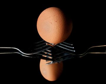 Balancerend ei op vorken. van Corine Dekker