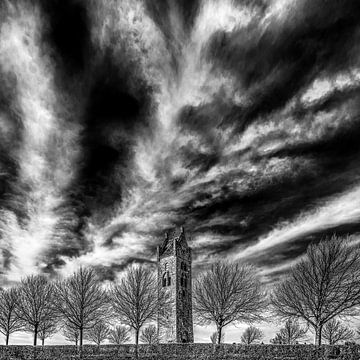 Le clocher de l'église de Firdgum en Frise en noir et blanc