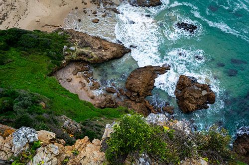 Samenspel tussen zand, rotsen en de zee