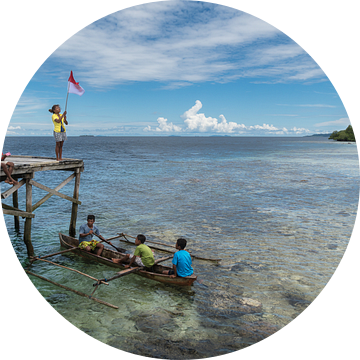 Kinderen op de pier bij Arborek eiland