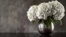 Luxuriöse schwarze Vase mit weißen Blumen Stillleben von TheXclusive Art