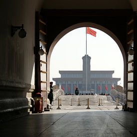 Gezicht vanuit de tunnel van de Poort vd Hemelse Vrede (Tiananmen) van Ben Nijhoff