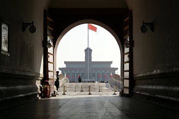 Gezicht vanuit de tunnel van de Poort vd Hemelse Vrede (Tiananmen) van Ben Nijhoff