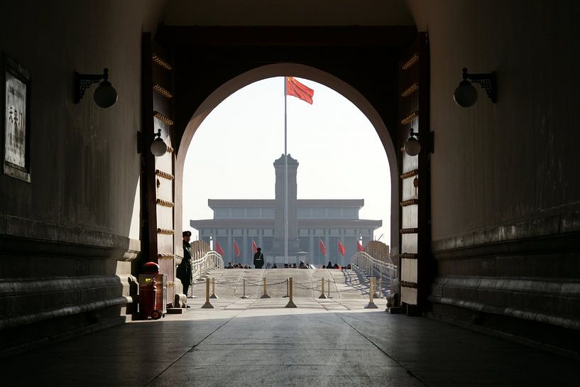 Gezicht vanuit de tunnel van de Poort vd Hemelse Vrede (Tiananmen) van Ben Nijhoff
