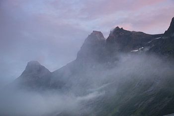 Mistige bergen in Noorwegen
