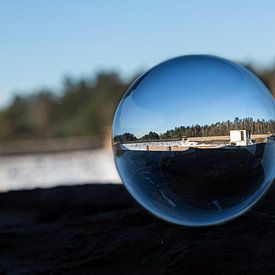 winter door een glazen bol van Marcel Geerings