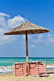 Rot-Weiße Strandliege und Sonnenschirm auf der Insel Kreta von Silva Wischeropp