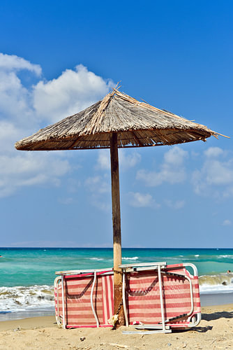 Rot-Weiße Strandliege und Sonnenschirm auf der Insel Kreta