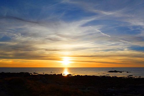 Goldener Horizont mit Wolkenschleiern