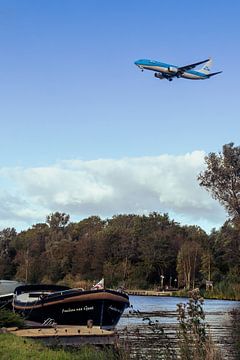 KLM Boeing 737 vliegt over het Amsterdamse Bos. van Maxwell Pels