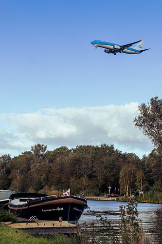 Le Boeing 737 de KLM survole la forêt d'Amsterdam.