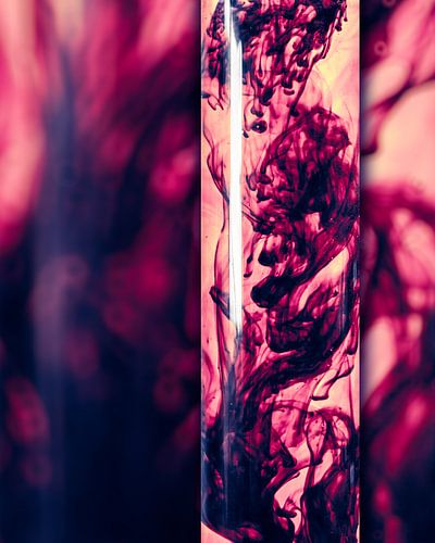 Kleuren verspreiden zich in het water