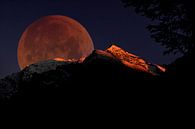 Roter Mond über dem Berg von Jordy Brada Miniaturansicht